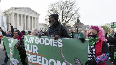 Manifestantes fuera de la Corte Suprema estadounidense en Washington el 26 de marzo de 2024. (Foto AP/Jose Luis Magana)