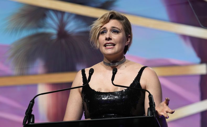 Greta Gerwig recibe el premio a la directora del año por Barbie en la 35a edición anual del Festival de Internacional de Cine de Palm Springs el 4 de enero de 2024, en Palm Springs, California. (Foto AP/Chris Pizzello)