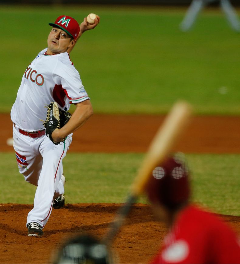 Juan Delgadillo, abridor de M&eacute;xico, lanza frente a Puerto Rico en la final de la Serie del Caribe, el s&aacute;bado 8 de febrero de 2014 (AP Foto/Fernando Llano)