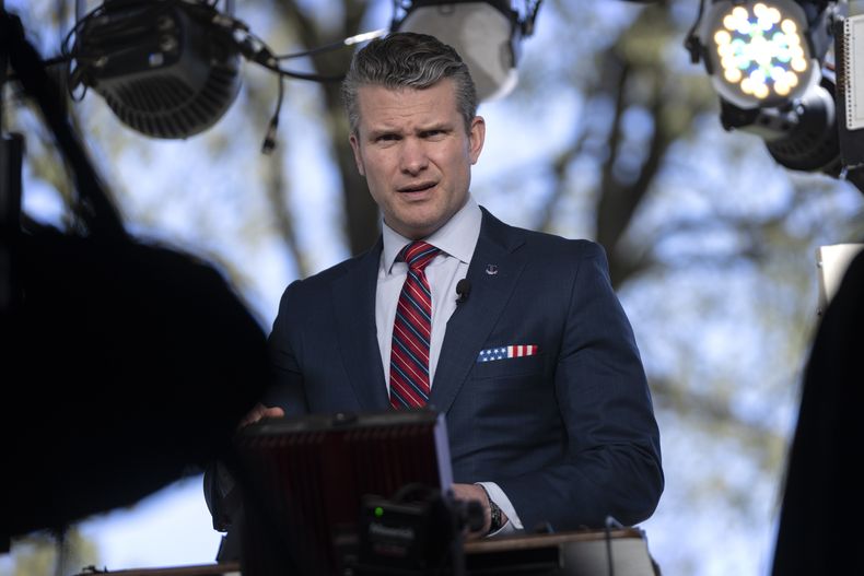 El secretario de Defensa, Pete Hegseth, se prepara para conceder una entrevista televisiva afuera de la Casa Blanca, el viernes 21 de marzo de 2025, en Washington. (AP Foto/Mark Schiefelbein)