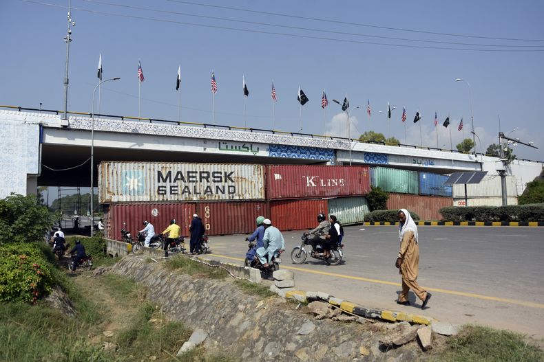 Contenedores de mercancías forman una barricada instalada por las autoridades para cortar una carretera en la capital y evitar una manifestación de partidarios del exprimer ministro encarcelado Imran Khan, en Islamabad, Pakistán, el 4 de octubre de 2024. (AP Foto/W.K. Yousafzai)