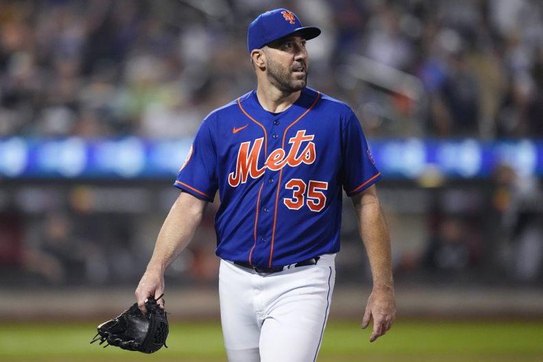 El lanzador Justin Verlander de los Mets de Nueva York se retira del terreno en el octavo inning ante los Medias Blancas de Chicago, el miércoles 19 de julio de 2023. (AP Foto/Frank Franklin II)