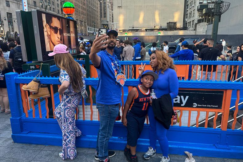 Seguidores de los Knicks de Nueva York posan en una entrada al tren subterráneo, el miércoles 3 de junio de 2026 (AP Foto/Ted Shaffrey)