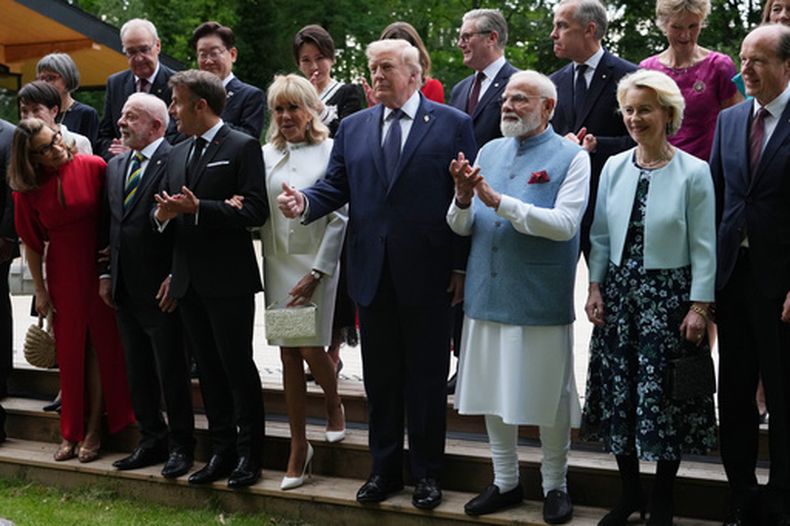 El presidente de Estados Unidos, Donald Trump, y otros líderes posan para una foto en la cumbre del G7, el 16 de junio de 2026, en Evian-les-Bains, Francia. (AP Foto/Julia Demaree Nikhinson)