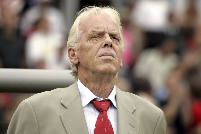 ARCHIVO - El entrenador de Trinidad y Tobago, Leo Beenhakker, escucha los himnos nacionales antes del partido del Grupo B de la Copa del Mundo contra Inglaterra en Nuremberg, Alemania, el jueves 15 de junio de 2006. (AP Foto/Matt Dunham, Archivo)