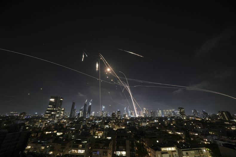 Misiles del sistema de defensa aérea israelí Cúpula de Hierro en camino a interceptar proyectiles sobre Tel Aviv, Israel, el viernes 13 de junio de 2025. (AP Foto/Leo Correa)