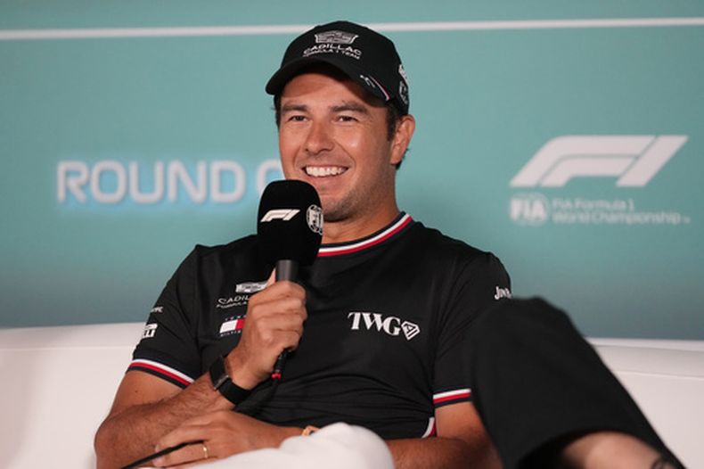 El piloto Sergio Pérez del equipo Cadillac durante una rueda de prensa previo al Gran Premio de Miami, el jueves 30 de abril de 2026. (AP Foto/Lynne Sladky)