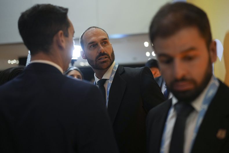 El congresista brasileño Eduardo Bolsonaro, hijo del expresidente Jair Bolsonaro, llega para asistir a la Conferencia de Acción Política Conservadora, CPAC, en Buenos Aires, Argentina, el miércoles 4 de diciembre de 2024. (AP Foto/Natacha Pisarenko)
