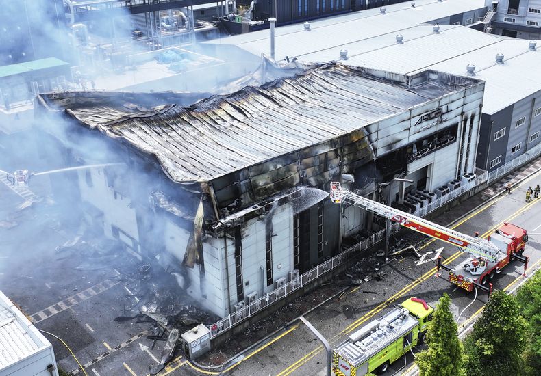 Bomberos trabajan en una fábrica de baterías litio incendiada en Hwaseong, Corea del Sur, el lunes 24 de junio de 2024. (Hong Ki-wonj/Yonhap via AP)