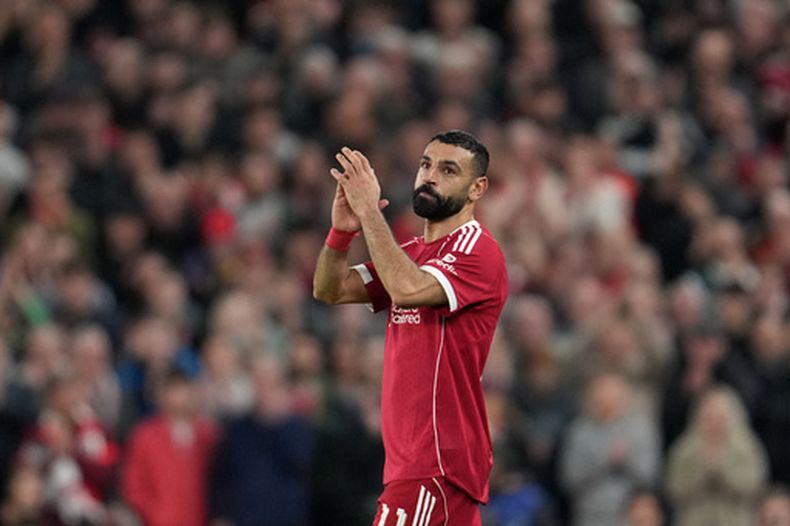 Mohamed Salah de Liverpool tras ser sustuido en el partido contra Galatasaray por los octavos de final de la Liga de Campeones, el miércoles 18 de marzo de 2026, en Liverpool. (AP Foto/Jon Super)