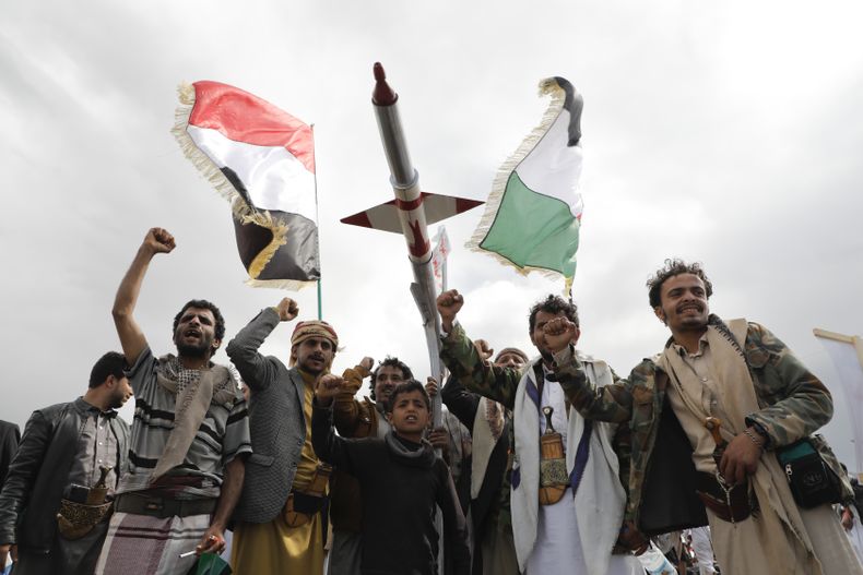 Simpatizantes de los hutíes participan en un mitin contra los bombardeos estadounidenses sobre Yemen y la ofensiva israelí contra los palestinos en la Franja de Gaza, el viernes 8 de marzo de 2024, en Saná, Yemen. (AP Foto/Osamah Abdulrahman)