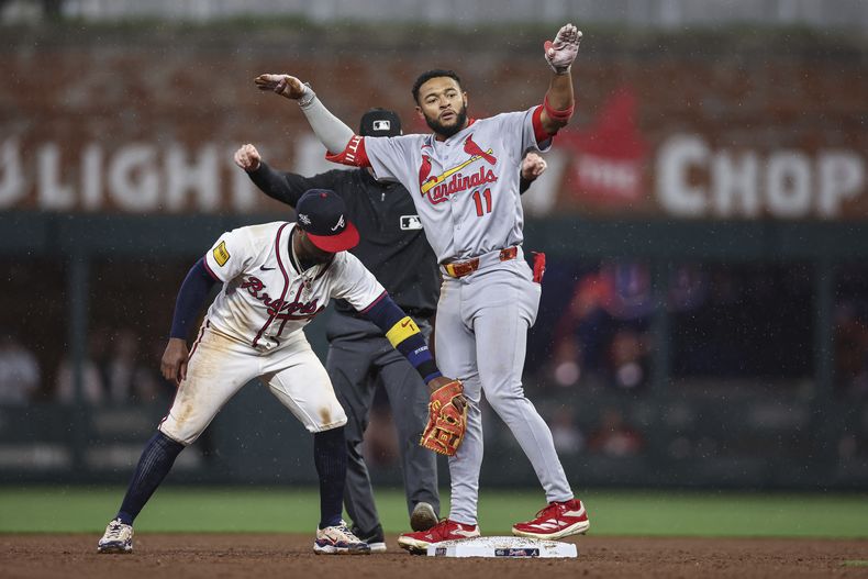 Victor Scott II, de los Cardenales de San Luis, festeja luego de conectar un doblete en el juego del martes 22 de abril de 2025, ante los Bravos de Atlanta (AP Foto/Colin Hubbard)