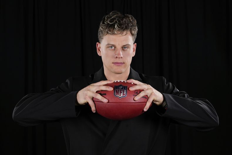 Joe Burrow, de los Bengals de Cincinnati, posa tras obtener el premio de la AP al Regreso del Año, el jueves 6 de febrero de 2025, en Nueva Orleáns (AP Foto/Matt York)