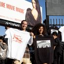 Van Tillian, izquierda y Kapri Matlock posan para una foto con camisetas que obtuvieron en un evento temporal de mercancía de la película Anora el sábado 9 de noviembre de 2024 en Los Ángeles. (AP Photo/Richard Vogel)