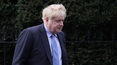 ARCHIVO - Boris Johnson sale de su casa en Londres, el 22 de marzo de 2023. (AP Foto/Alberto Pezzali)