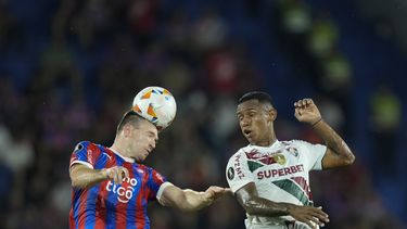 El paraguayo Eduardo Schroeder de Cerro Porteno y el brasileño Marquinhos de Fluminense pelean por el balón con la cabeza en duelo del Grupo A de la Copa Libertadores en Asunción, Paraguay el jueves 25 de abril del 2024.(AP Foto/Jorge Saenz)