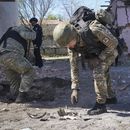 En esta imagen de archivo, un agente de policía examina fragmentos de una bomba guiada tras un ataque aéreo ruso sobre Jarkív, Ucrania, el 30 de abril de 2024. (AP Foto/Andrii Marienko, archivo)