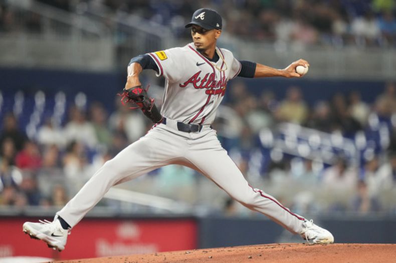 El abridor de los Bravos de Atlanta Ray Kerr lanza en la primera entrada ante los Marlins de Miami el viernes 25 de septiembre del 2026. (AP Foto/Lynne Sladky)