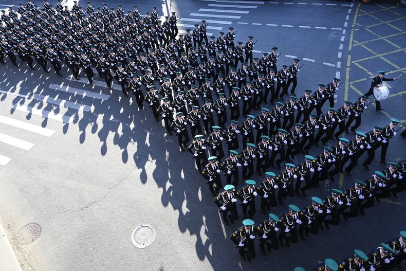 Soldados rusos marchan hacia la Plaza Roja para asistir a un ensayo general del desfile del Día de la Victoria en Moscú, Rusia, el domingo 7 de mayo de 2023. (AP Foto)
