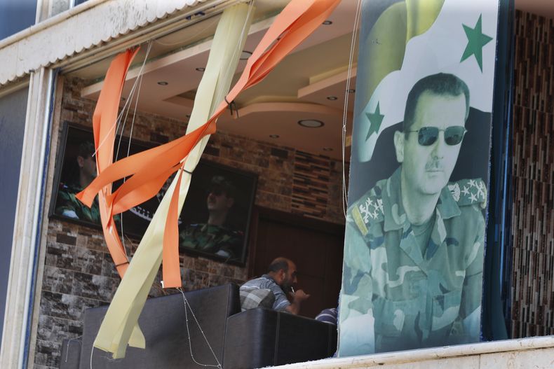 Un afiche del presidente sirio Bashar Assad en una ventana rota en el pueblo de Masyaf, Siria, el 9 de septiembre del 2024. (Foto AP /Omar Sanadiki)