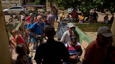 La gente hace cola para recibir medicamentos gratuitos distribuidos por el proyecto comunitario La medicina no está en venta en La Habana, Cuba, el jueves 8 de octubre de 2026. (Foto AP/Ramón Espinosa)
