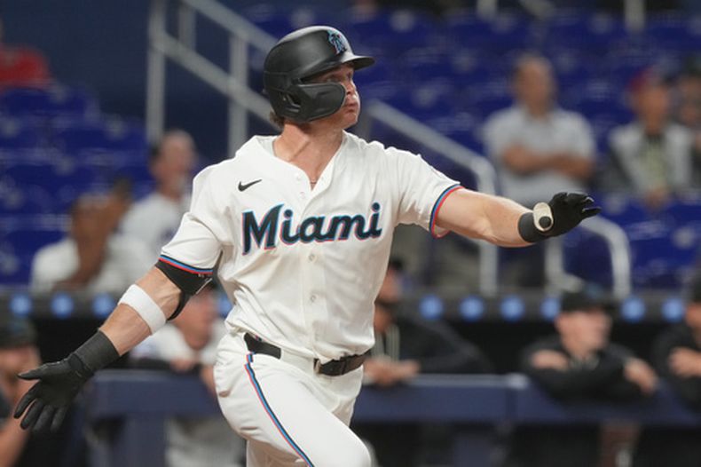 Griffin Conine, de los Marlins de Miami, pega un jonrón de dos carreras en el encuentro del martes 31 de marzo de 2026, ante los Medias Blancas de Chicago (AP Foto/Marta Lavandier)