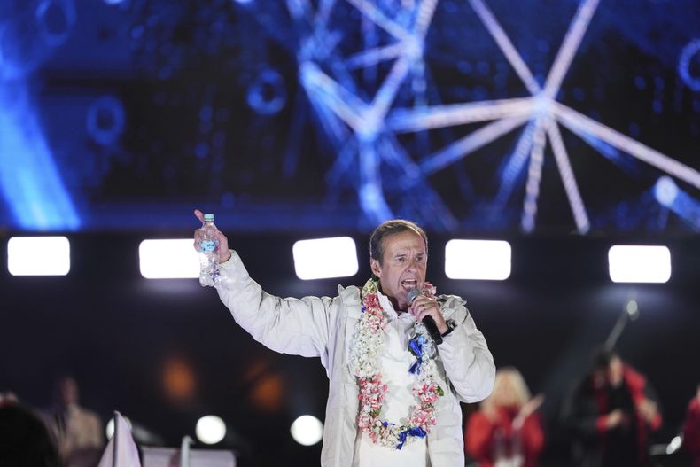 El candidato presidencial Jorge Tuto Quiroga habla en su mitin de cierre de campaña en La Paz, Bolivia, el miércoles 13 de agosto de 2025. (AP Foto/Natacha Pisarenko)