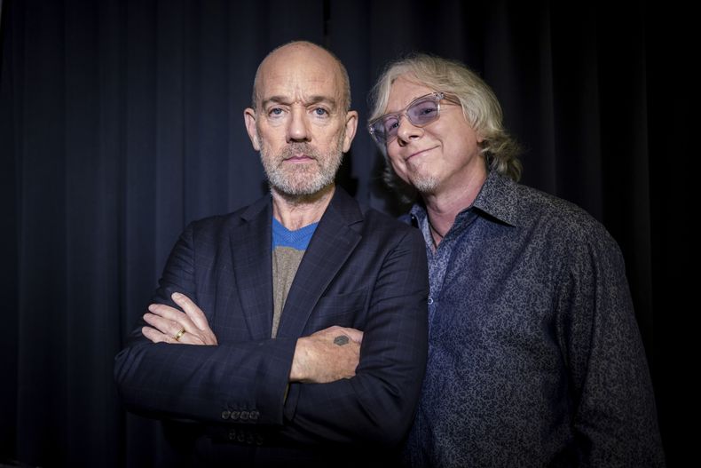 ARCHIVO - Michael Stipe y Mike Mills, de R.E.M. posan para un retrato en Nueva York el 28 de octubre de 2019. Hace 25 años R.E.M. lanzó su álbu Up el primero de la banda como trío. (Foto Matt Licari/Invision/AP, archivo)