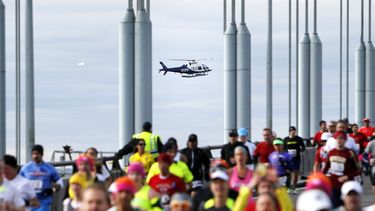 americateve | Un helic&oacute;ptero policial vigila a los corredores en el comienzo del marat&oacute;n de la ciudad de Nueva York cuando trasponen el puente Verrazano el 3 de noviembre del 2013 (AP Foto/Jason DeCrow)
