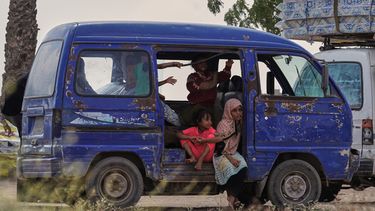 Niños yemeníes desplazados se ven en un vehículo mientras varias familias se reúnen para recibir ayuda en el campamento de desplazados Al-Fallahine en el distrito de Dar Saad, en Adén, Yemen, el lunes 12 de octubre de 2026. (AP Foto/Abdulnasser Alseddik)