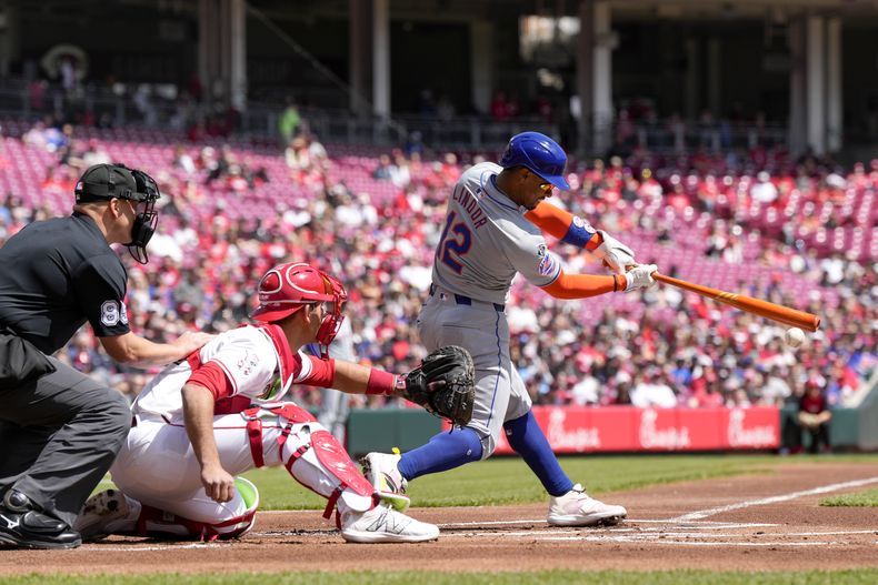 Francisco Lindor (12) de los Mets de Nueva York conecta un doble ante los Rojos de Cincinnati, el domingo 7 de abril de 2024. (AP Foto/Jeff Dean)
