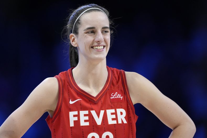 Caitlin Clark, del Fever de Indiana, sonríe durante el partido del miércoles 17 de julio de 2024, ante las Wings de Dallas (AP Foto/Tony Gutiérrez)