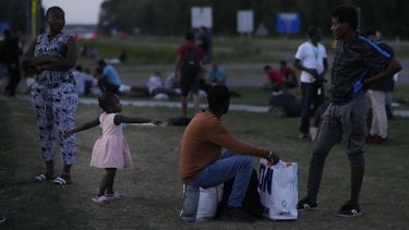 Holanda saca a 400 migrantes de un campamento precario