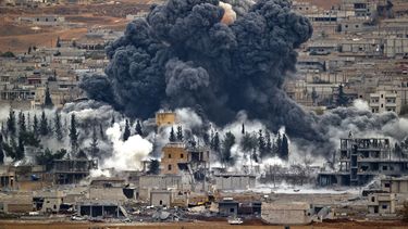 americateve | ARCHIVO - En esta foto de archivo del 17 de noviembre de 2014 se ve una nube que se alza de la ciudad siria de Kobani tras un ataque a&eacute;reo de EEUU, visto desde Suruc, en el lado turco de la frontera. Los ataques a&eacute;reos han causado 900 muerto