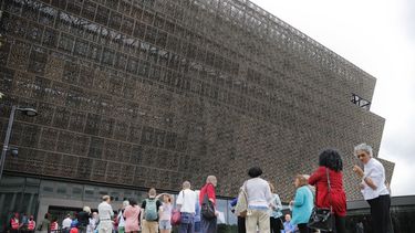 ARCHIVO - Personas esperan en fila para ingresar al Museo Nacional Smithsonian de Historia y Cultura Afroestadounidense en el National Mall en Washington, el 1 de marzo de 2017. (Foto AP/Pablo Martinez Monsivais, archivo)