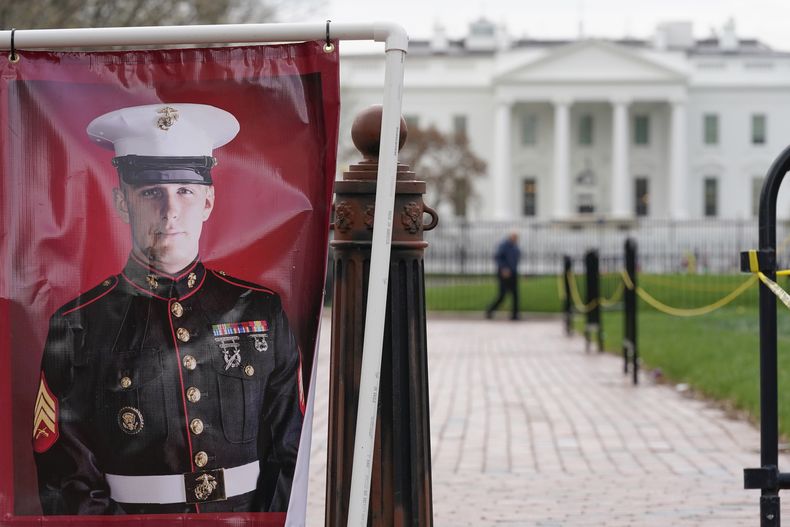 Una foto de Trevor Reed, exmarine estadounidense que fue liberado por Rusia como parte de un canje de prisioneros en 2022, en Lafayette Park, frente a la Casa Blanca en Washington, el 30 de marzo de 2022. (Foto AP /Patrick Semansky)