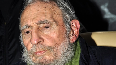 Anciano dictador Fidel Castro sale de paseo