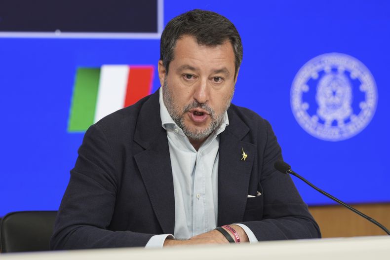 El viceprimer ministro y ministro de transporte italiano Matteo Salvini en conferencia de prensa sobre la decisión de aprobar un puente que vinculará Sicilia con la parte continental de Italia, en Roma el 6 de agosto del 2025. (AP foto/Andrew Medichini)