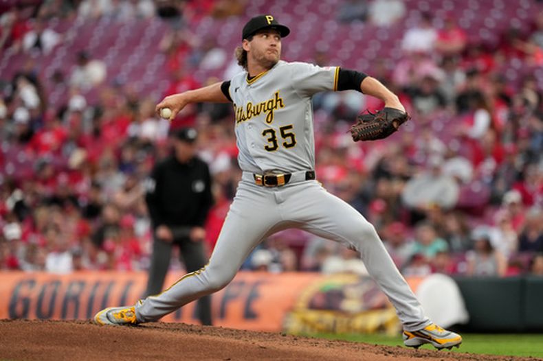 Braxton Ashcraft, lanzador de los Piratas de Pittsburgh, realiza un lanzamiento durante la tercera entrada de un juego de béisbol contra los Rojos de Cincinnati, el lunes 30 de marzo de 2026, en Cincinnati. (Foto AP/Kareem Elgazzar)