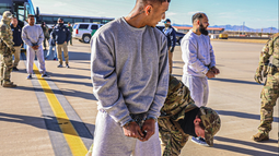 eeuu publica las primeras imagenes de migrantes deportados a guantanamo