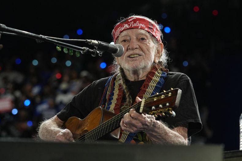 El músico Willie Nelson actúa antes del evento de la vicepresidenta y candidata demócrata a la presidencia, Kamala Harris, en un mitin en Houston, el viernes 25 de octubre de 2024. (Foto AP/Susan Walsh)