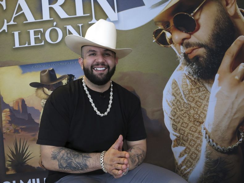 El cantante de música regional mexicana Carin León posa para un retrato durante una entrevista en la Ciudad de México el miércoles 17 de mayo de 2023. (Foto AP/Berenice Bautista)
