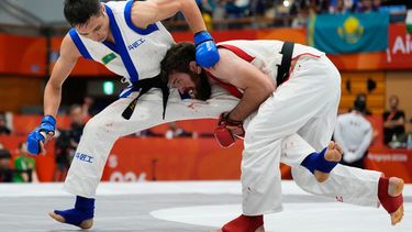 Mukhammad Nabiev de Bahrein pelea ante el kazajo Yerkingali Burkutalin en la categoría de 77 kilogramos de las artes marciales mixtas en los Juegos Asiáticos en Nagoya, Japón el martes 22 de septiembre del 2026. (AP Foto/Dita Alangkara)