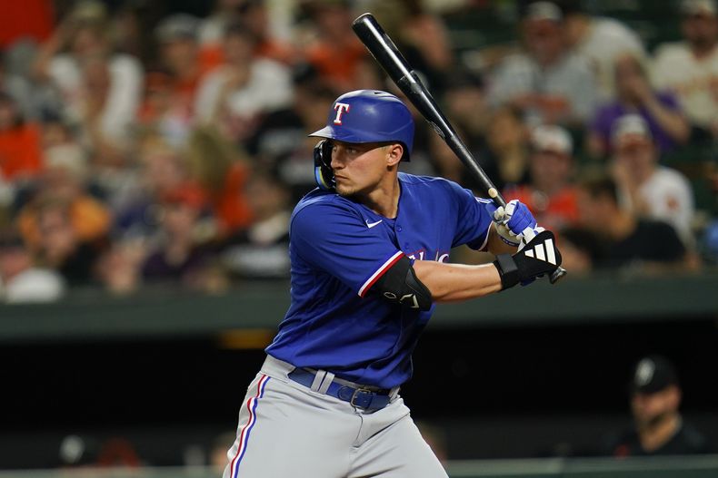 Corey Seager, de los Rangers de Texas, espera un lanzamiento en el juego del viernes 26 de mayo de 2023, ante los Orioles de Baltimore (AP Foto/Julio Cortez)
