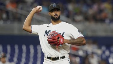 Alcántara domina de nuevo; Marlins blanquean a Gigantes