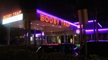 tiroteo fuera de club booby trap en miami deja un muerto y un herido
