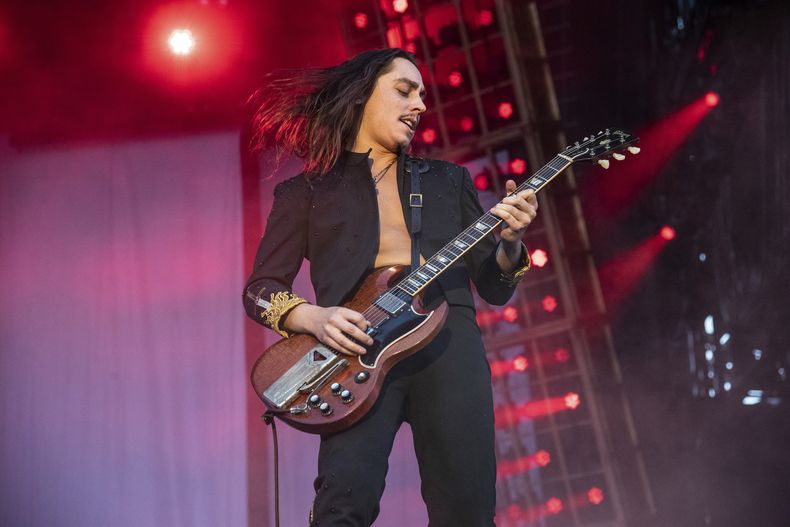 ARCHIVO - Jake Kiszka de Greta Van Fleet durante su presentación en el Festival Bourbon and Beyond el 17 de septiembre de 2022, en Louisville, Kentucky. El tercer album de Greta Van Fleet, Starcatcher, será lanzado el viernes. (Foto Amy Harris/Invision/AP, archivo)