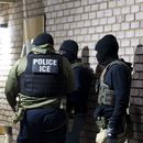 ARCHIVO - Agentes del Servicio de Control de Inmigración y Aduanas de Estados Unidos esperan para detener a una persona, el 27 de enero de 2025, en Silver Spring, Maryland. (AP foto/Alex Brandon, archivo)