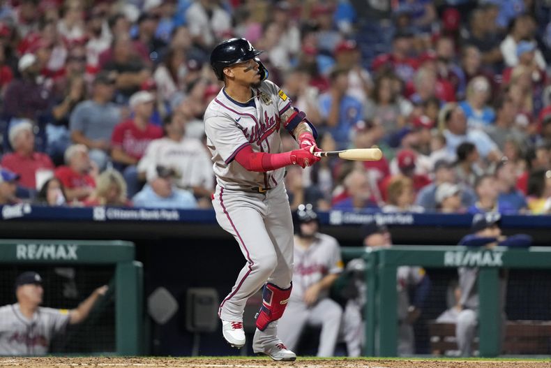 El venezolano Orlando Arcia, de los Bravos de Atlanta, conecta un jonrón ante los Filis de Filadelfia, en el duelo del viernes 30 de agosto de 2024 (AP Foto/Matt Slocum)