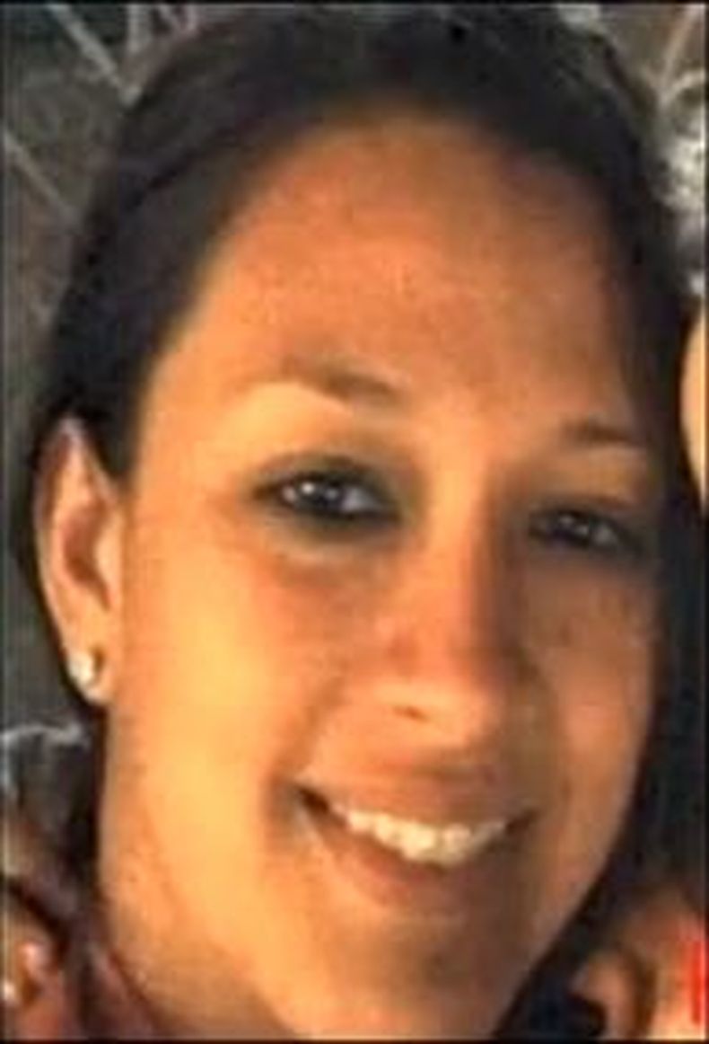 Familia de mujer encontrada muerta en parque de casas móviles no acepta teoría de suicidio.